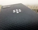 Tył najnowszego blackberry z charakterystycznym logo i teksturą.