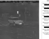 Zdjęcie z fotoradaru pokazuje białe auto jadące 66 km/h przy ograniczeniu do 50 km/h. To dowód, który może pomóc w ustaleniu, jak anulować mandat z fotoradaru.