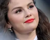 Un regard captivant avec des cils longs et volumineux, une inspiration pour savoir comment avoir de long cils. Lèvres rouge corail.