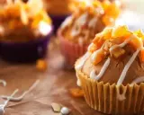 Słodkie muffinki i babeczki, udekorowane lukrem i kandyzowanymi owocami, kuszą swoim wyglądem.