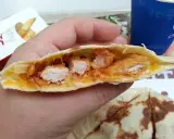 Qurrito KFC z kurczakiem i serem, idealny na szybki posiłek. Ciekawe, ile ma kcal.