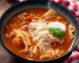 Herzhafte Lasagne Suppe mit Hackfleisch, Nudeln und Käse, garniert mit einem Klecks Sauerrahm und Basilikum.