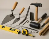 Conjunto de herramientas de albañilería y carpintería, incluyendo paletas, martillo, cinceles, nivel, cinta métrica y cepillo. Estos instrumentos de medición y trabajo son esenciales para cualquier proyecto.