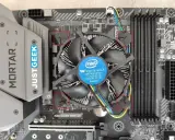 Ventirad Intel fixé sur une carte mère MSI MAG B365M MORTAR, prêt pour le montage PC.