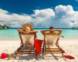 Para plażę: kapelusz, okulary do nurkowania, czerwona torba, wiaderko z łopatką i klapki. Idealne rzeczy, by zabrać na plażę!
