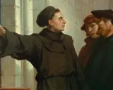 Martin Luther nagelt seine Thesen an die Tür. Ein Mann mit Hammer und Mönchskutte, umgeben von neugierigen Zuhörern. Martin Luther Infos.
