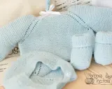 Conjunto de lana azul claro para bebé: jersey, gorrito y patucos. Perfectos patrones punto bebe para un recién nacido.