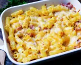 Ein köstlicher Nudel Schinken Auflauf mit geschmolzenem Käse, bereit zum Servieren.