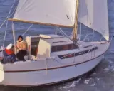 Voile blanche sur un voilier blanc, deux personnes à bord. L'évasion 34 avis, une belle journée en mer.