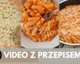 Pyszny makaron z sosem pomidorowym, posypany parmezanem. Zobacz przepis wideo!