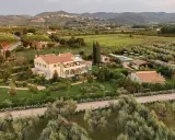 Incantevole masseria in Toscana, con piscina, giardini curati e uliveti, immersa nel verde delle colline.