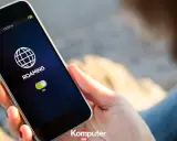 Dłoń trzyma smartfon z włączonym roamingiem. Czy w Norwegii jest roaming? Tak, z tym ustawieniem możesz być online.