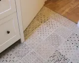 Piękne płytki patchwork łazienka aranżacje. Różnorodne wzory tworzą unikalną mozaikę na podłodze, dodając charakteru wnętrzu.