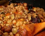 Un reconfortante plato de faves a la catalana, con habas tiernas, trozos de butifarra y un rico sofrito.