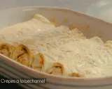 Crêpes à la béchamel gratinées, dorées et appétissantes, prêtes à être dégustées dans un plat en céramique.