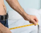 Mężczyzna mierzy obwód talii centymetrem. Czy penis to mięsień? To pytanie nurtuje wielu, ale centymetr pokazuje tylko obwód.