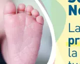 Piedini di neonato con braccialetto identificativo e cerotto, pronti per la **chiamata per secondo screening neonatale**. Diagnosi precoce per la salute del tuo bambino.