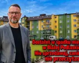 Mężczyzna w garniturze przed blokiem. Porada dotycząca sprzedaży mieszkania ze spadku przed upływem 5 lat w Białej Podlaskiej.