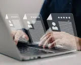 Pracownik samorządowy przegląda profile kandydatów na ekranie laptopa.