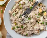 Pyszna pasta z makreli z jajkiem i szczypiorkiem, gotowa do podania.
