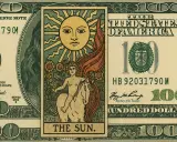 Karta tarota "Słońce" na tle banknotu 100 dolarów. Symbolizuje bogactwo i sukces, jak karta 10 monet.