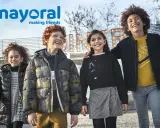 Niños sonriendo con ropa de Mayoral, ideal para el Black Friday.