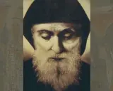 Portret brodatego mężczyzny w czapce, przypominającego świętego Szarbel, którego cuda są znane. W tle niewyraźne postacie.
