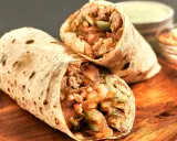 Dwa burrito z mięsem, cebulą i papryką. Idealne przyprawy do burrito to te, które podkreślą smak farszu.
