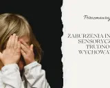 Dziecko z blond włosami zakrywa twarz dłońmi na czarnym tle.