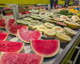 Kawałki arbuza i melonów na sprzedaż. Trudno jednoznacznie stwierdzić, który melon jest najzdrowszy, ale wszystkie są pyszne!