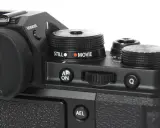 Część aparatu Fujifilm xt3 z pokrętłem wyboru trybu "STILL" i "MOVIE", przyciskiem "AF ON" i pokrętłem sterującym.