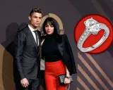 Cristiano Ronaldo y Georgina Rodríguez posan juntos, con un deslumbrante anillo Georgina destacando en primer plano.