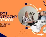 Kredyt hipoteczny a rozstanie: kobieta pracuje przy laptopie, obok monety, model domu i samochodu. 7 praktycznych wskazówek.