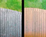 Comparaison avant/après d'un entretien terrasse bois : une moitié grisonnante et patinée, l'autre ravivée et chaleureuse.