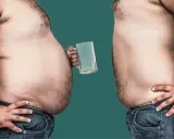 Zwei Männerbäuche im Profil. Einer hält ein leeres Bierglas. Der andere greift sich an die Hüfte. Ein visueller Hinweis auf abnehmen durch alkoholverzicht.