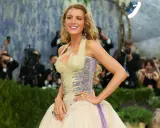 Blake Lively deslumbró en la Met Gala con un vestido de ensueño, radiante y sonriente ante los flashes.