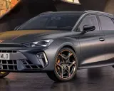 Un coche familiar oscuro con detalles deportivos, ideal para viajes largos. Estos coches cómodos combinan estilo y funcionalidad.