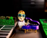 En Lego-version av Elton John spelar piano i en scen inspirerad av Lego Masters Sverige.