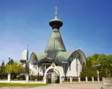 Piękna cerkiew w Polsce z charakterystyczną kopułą i krzyżem. Wspaniały przykład architektury sakralnej.