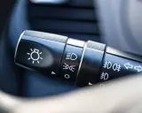 Palanca de luces del coche. Muestra los símbolos de luces bajas, altas y que luz antiniebla es obligatoria para visibilidad.