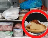 Kawałek sernika na talerzyku, otoczony zamrożonymi produktami w zamrażarce. Czy sernik można mrozic? Tak, można go zamrozić.