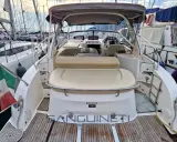 Vue arrière d'un bateau Bavaria 34, prêt pour une sortie en mer. Les avis sur ce modèle sont excellents.