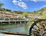La Fontaine de Vaucluse, avec ses eaux turquoise et ses maisons colorées, évoque le mystère du monde souterrain. Une roue à aubes moussue rappelle l'histoire.