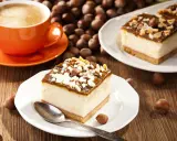 Schneller 10 min Kuchen ohne backen: cremiger Käsekuchen mit Karamell und Nüssen, dazu ein Kaffee.
