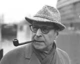 L'autore Georges Simenon con la pipa, un'immagine che evoca i suoi celebri maigret libri in ordine cronologico.