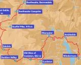 Karte des Lake District mit markierten Wanderwegen und Gipfeln wie Scafell Pike.