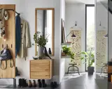 Une entrée chaleureuse avec un porte-manteau en bois, des tableaux, un miroir et des boîtes de rangement. Une belle idée déco pour une entrée de maison fonctionnelle et stylée.