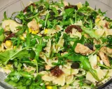 Kolorowa sałatka z makaronem farfalle, rukolą, kurczakiem, kukurydzą i słonecznikiem, wzbogacona o intensywny smak suszonych pomidorów.