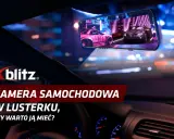 Kamera samochodowa w lusterku bocznym pokazuje nocną jazdę z neonowymi światłami miasta i tuningowanymi autami. Czy warto ją mieć?
