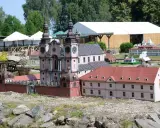 Mazurolandia i park miniatur Warmii i Mazur: miniatury zabytkowych budowli, w tym kościoła i pałacu, na tle zieleni.
